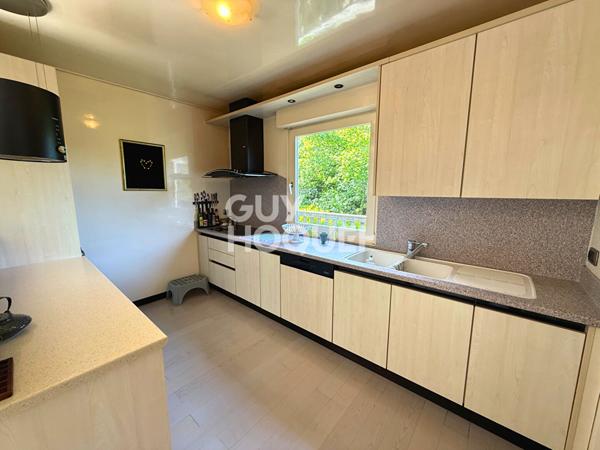 Vue dégagée pour cette belle maison avec piscine à Thise