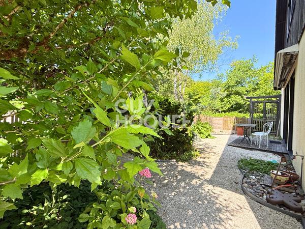 Vue dégagée pour cette belle maison avec piscine à Thise