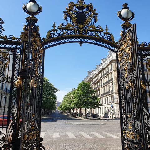 Paris (75008) PLAINE MONCEAU - A DEUX PAS DU PARC 132 M² - ETAGE ELEVE - POTENTIEL EXCEPTIONNEL