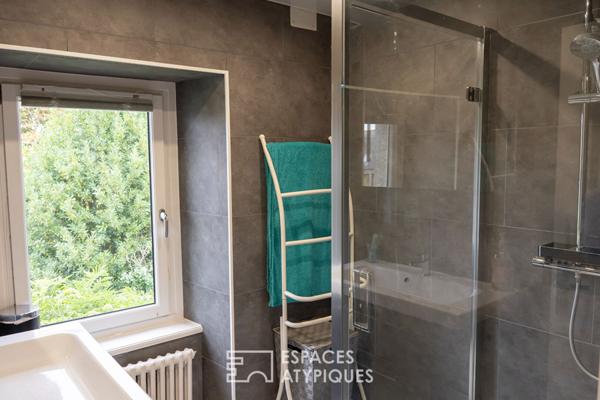 Demeure bretonne avec parc arboré, piscine couverte et dépendances rénovées