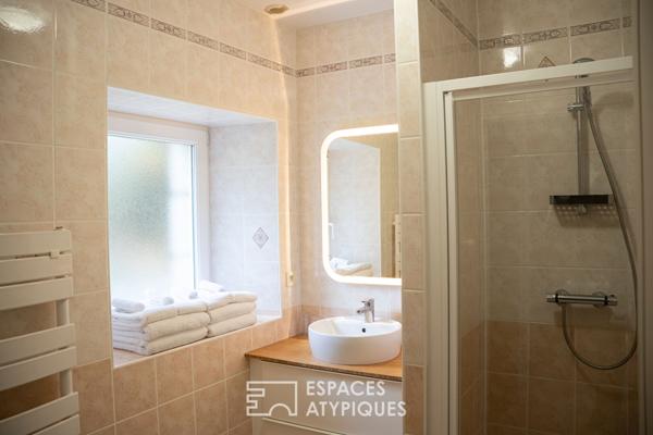 Demeure bretonne avec parc arboré, piscine couverte et dépendances rénovées