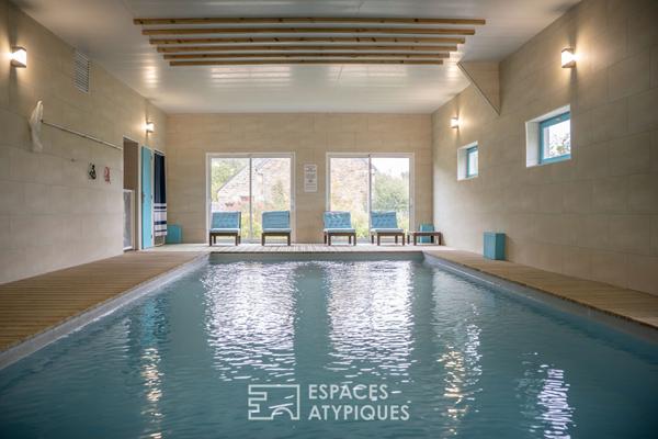 Demeure bretonne avec parc arboré, piscine couverte et dépendances rénovées