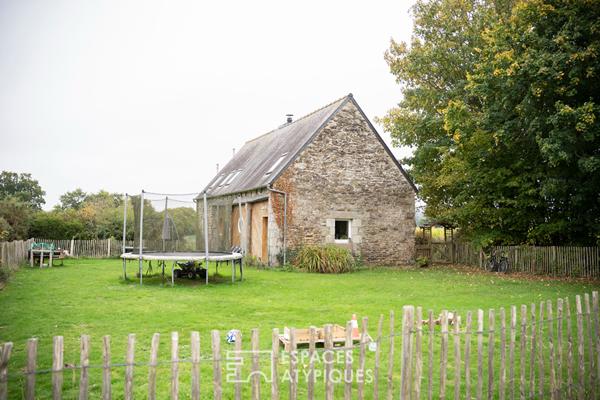 Demeure bretonne avec parc arboré, piscine couverte et dépendances rénovées