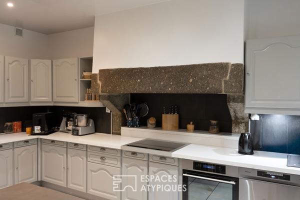 Demeure bretonne avec parc arboré, piscine couverte et dépendances rénovées