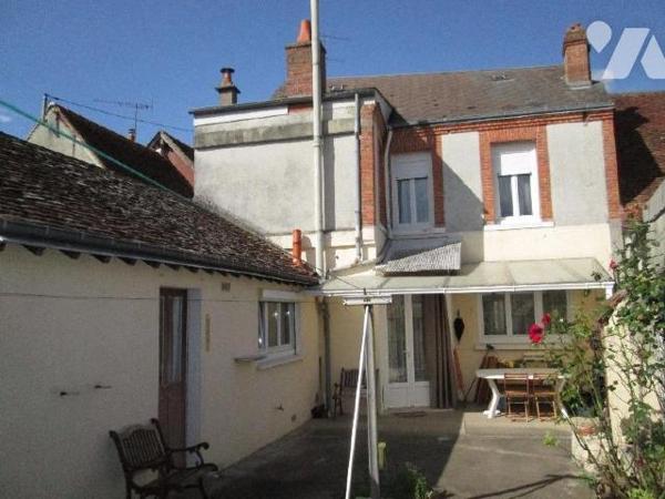 A vendre à Romorantin (41), cette maison est idéalement située pour sa proximité avec les comme...