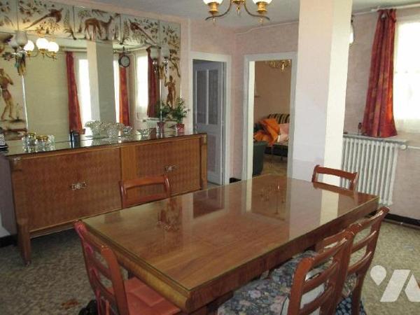 A vendre à Romorantin (41), cette maison est idéalement située pour sa proximité avec les comme...