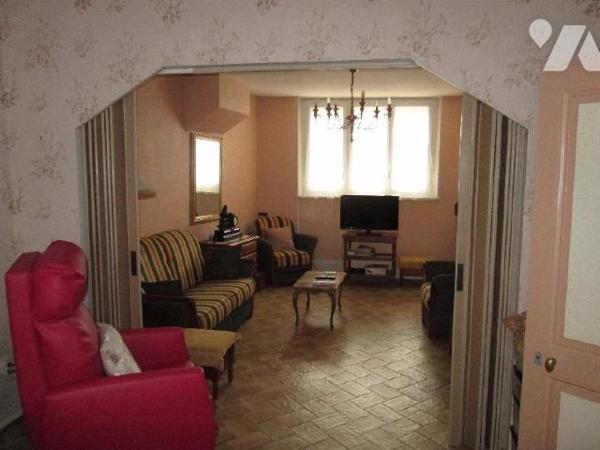 A vendre à Romorantin (41), cette maison est idéalement située pour sa proximité avec les comme...