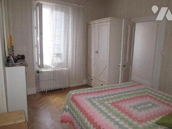 A vendre à Romorantin (41), cette maison est idéalement située pour sa proximité avec les comme...