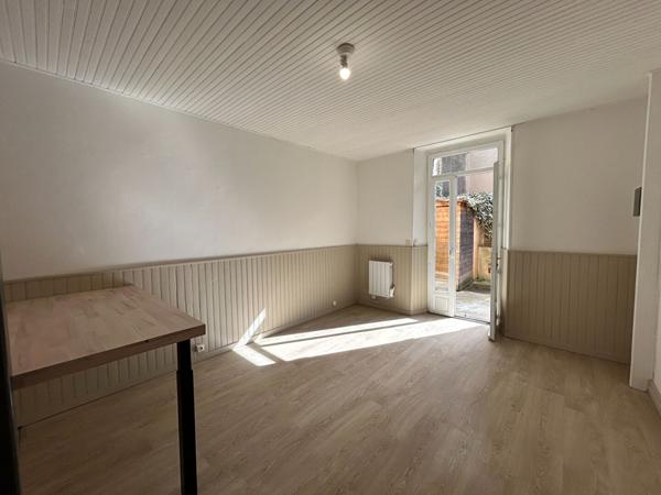 Location appartement T2 rénové avec cour et cellier quartier Iéna proche centre-ville Carcassonne
