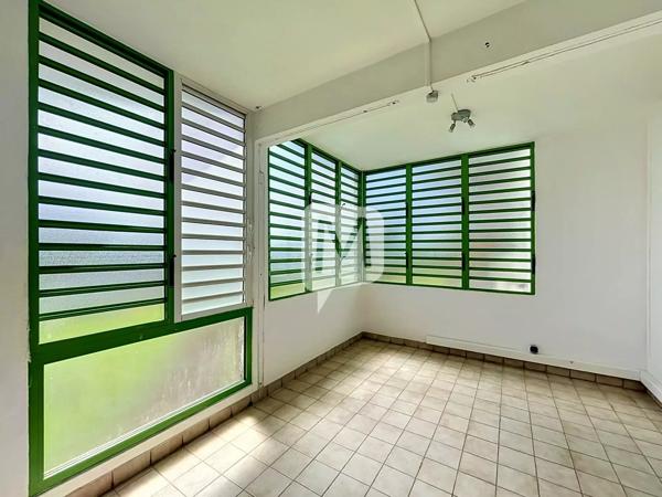 Dpt Guyane (973), à vendre CAYENNE appartement T4 de 102,80 m² au 1er étage