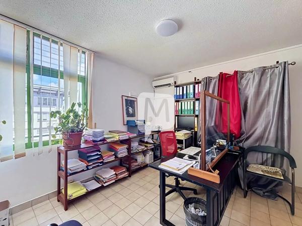 Dpt Guyane (973), à vendre CAYENNE appartement T4 de 102,80 m² au 1er étage