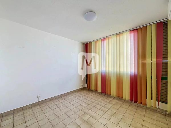 Dpt Guyane (973), à vendre CAYENNE appartement T4 de 102,80 m² au 1er étage
