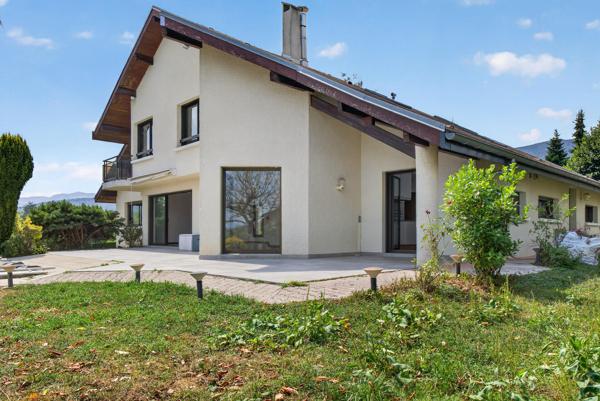 RARE À LA LOCATION – MAISON FAMILIALE NON MEUBLÉE AVEC PISCINE – 300 M²