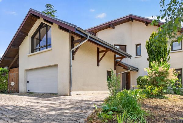 RARE À LA LOCATION – MAISON FAMILIALE NON MEUBLÉE AVEC PISCINE – 300 M²