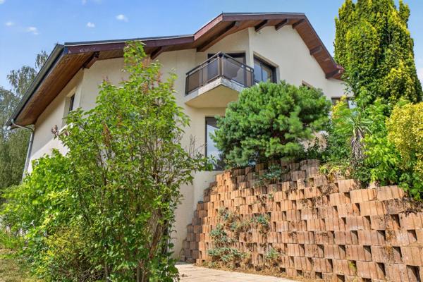 RARE À LA LOCATION – MAISON FAMILIALE NON MEUBLÉE AVEC PISCINE – 300 M²