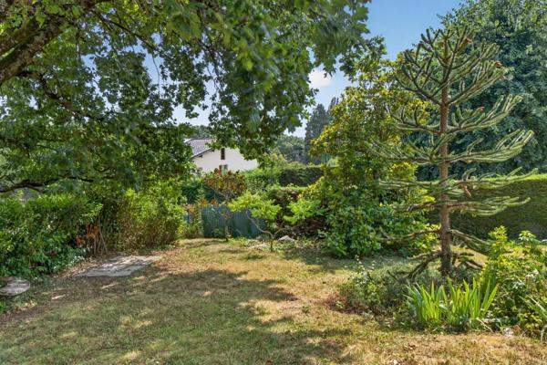 RARE À LA LOCATION – MAISON FAMILIALE NON MEUBLÉE AVEC PISCINE – 300 M²