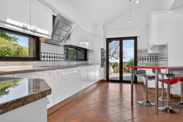 RARE À LA LOCATION – MAISON FAMILIALE NON MEUBLÉE AVEC PISCINE – 300 M²