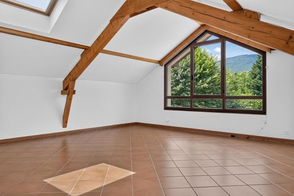RARE À LA LOCATION – MAISON FAMILIALE NON MEUBLÉE AVEC PISCINE – 300 M²
