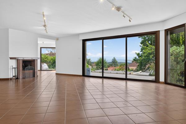 RARE À LA LOCATION – MAISON FAMILIALE NON MEUBLÉE AVEC PISCINE – 300 M²