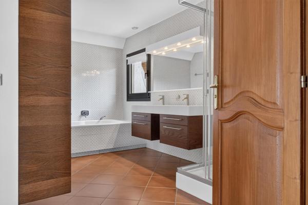 RARE À LA LOCATION – MAISON FAMILIALE NON MEUBLÉE AVEC PISCINE – 300 M²
