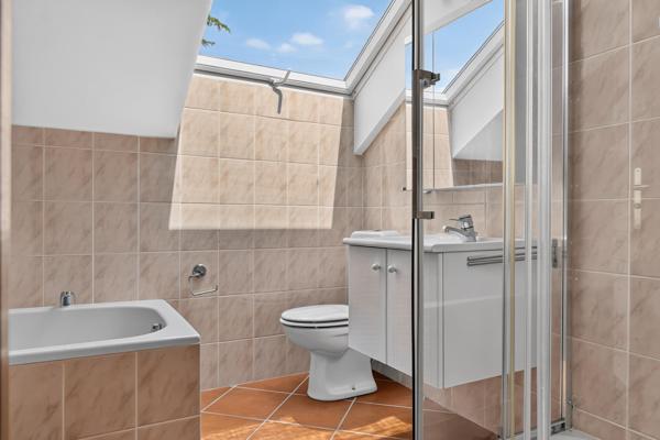 RARE À LA LOCATION – MAISON FAMILIALE NON MEUBLÉE AVEC PISCINE – 300 M²