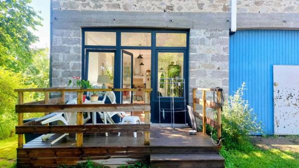 Située à  5km de Lanuéjouls , 12km de Villefranche de Rouergue et 45mn de Rodez.