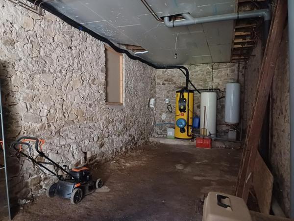 Située à  5km de Lanuéjouls , 12km de Villefranche de Rouergue et 45mn de Rodez.