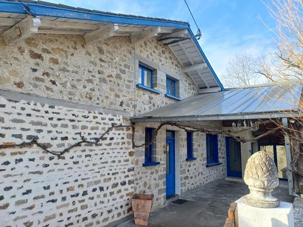 Située à  5km de Lanuéjouls , 12km de Villefranche de Rouergue et 45mn de Rodez.