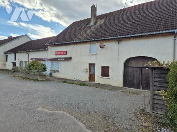 OYRIERES, ancien café restaurant offrant de beaux volumes, terrain et parking.