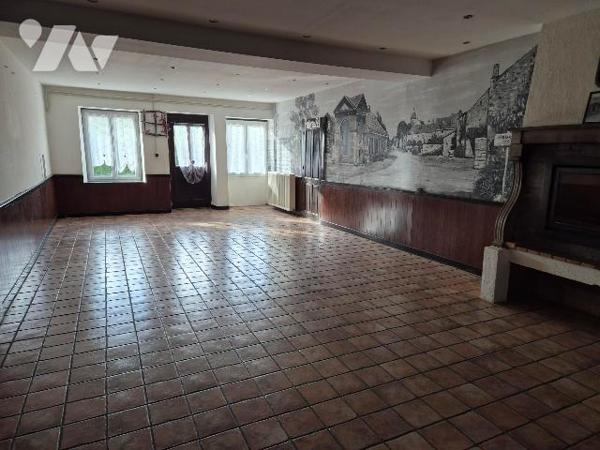 OYRIERES, ancien café restaurant offrant de beaux volumes, terrain et parking.