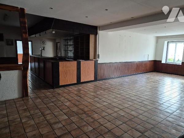 OYRIERES, ancien café restaurant offrant de beaux volumes, terrain et parking.