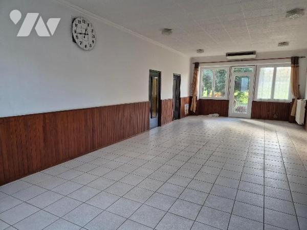 OYRIERES, ancien café restaurant offrant de beaux volumes, terrain et parking.