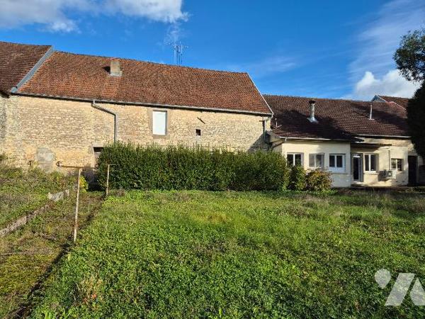 OYRIERES, ancien café restaurant offrant de beaux volumes, terrain et parking.