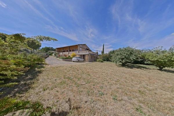 Maison avec sous-sol complet sur terrain clos de 9 000 m²
