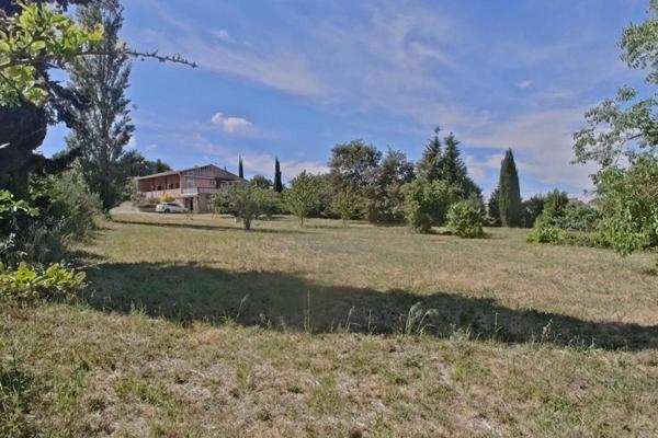 Maison avec sous-sol complet sur terrain clos de 9 000 m²