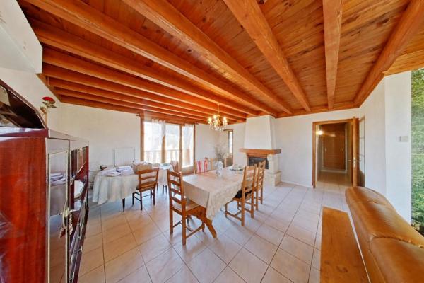 Maison avec sous-sol complet sur terrain clos de 9 000 m²