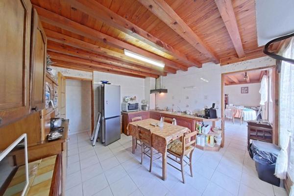 Maison avec sous-sol complet sur terrain clos de 9 000 m²