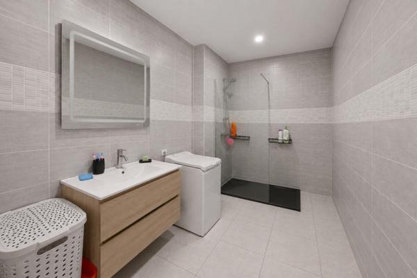 Maison avec sous-sol complet sur terrain clos de 9 000 m²