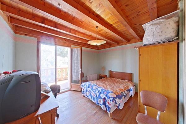 Maison avec sous-sol complet sur terrain clos de 9 000 m²
