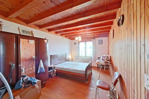 Maison avec sous-sol complet sur terrain clos de 9 000 m²