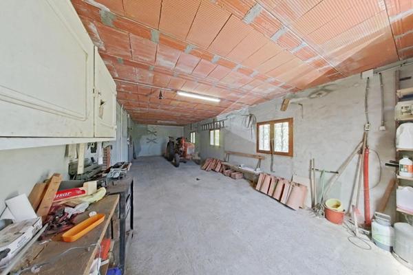 Maison avec sous-sol complet sur terrain clos de 9 000 m²