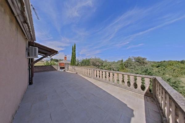 Maison avec sous-sol complet sur terrain clos de 9 000 m²