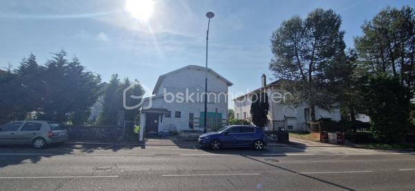 Idéalement situé à Dax, dans un secteur recherché, ancien local commercial à transformer en habitation (sous réserve d’autorisations), offrant de nombreuses possibilités.

2 plateaux de 106 m² chacun + garage de 25 m², sur un terrain d’environ 250 m².

Idéal pour création de logements, investissement locatif, ou projet de résidence principale avec beaux volumes.

Travaux à prévoir – parfait pour un projet sur mesure.

Rare sur le secteur – à visiter sans tarder !