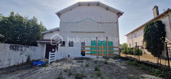 Idéalement situé à Dax, dans un secteur recherché, ancien local commercial à transformer en habitation (sous réserve d’autorisations), offrant de nombreuses possibilités.

2 plateaux de 106 m² chacun + garage de 25 m², sur un terrain d’environ 250 m².

Idéal pour création de logements, investissement locatif, ou projet de résidence principale avec beaux volumes.

Travaux à prévoir – parfait pour un projet sur mesure.

Rare sur le secteur – à visiter sans tarder !