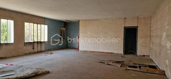 Idéalement situé à Dax, dans un secteur recherché, ancien local commercial à transformer en habitation (sous réserve d’autorisations), offrant de nombreuses possibilités.

2 plateaux de 106 m² chacun + garage de 25 m², sur un terrain d’environ 250 m².

Idéal pour création de logements, investissement locatif, ou projet de résidence principale avec beaux volumes.

Travaux à prévoir – parfait pour un projet sur mesure.

Rare sur le secteur – à visiter sans tarder !