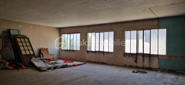 Idéalement situé à Dax, dans un secteur recherché, ancien local commercial à transformer en habitation (sous réserve d’autorisations), offrant de nombreuses possibilités.

2 plateaux de 106 m² chacun + garage de 25 m², sur un terrain d’environ 250 m².

Idéal pour création de logements, investissement locatif, ou projet de résidence principale avec beaux volumes.

Travaux à prévoir – parfait pour un projet sur mesure.

Rare sur le secteur – à visiter sans tarder !