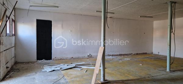 Idéalement situé à Dax, dans un secteur recherché, ancien local commercial à transformer en habitation (sous réserve d’autorisations), offrant de nombreuses possibilités.

2 plateaux de 106 m² chacun + garage de 25 m², sur un terrain d’environ 250 m².

Idéal pour création de logements, investissement locatif, ou projet de résidence principale avec beaux volumes.

Travaux à prévoir – parfait pour un projet sur mesure.

Rare sur le secteur – à visiter sans tarder !