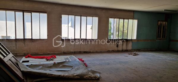 Idéalement situé à Dax, dans un secteur recherché, ancien local commercial à transformer en habitation (sous réserve d’autorisations), offrant de nombreuses possibilités.

2 plateaux de 106 m² chacun + garage de 25 m², sur un terrain d’environ 250 m².

Idéal pour création de logements, investissement locatif, ou projet de résidence principale avec beaux volumes.

Travaux à prévoir – parfait pour un projet sur mesure.

Rare sur le secteur – à visiter sans tarder !