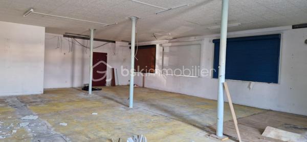 Idéalement situé à Dax, dans un secteur recherché, ancien local commercial à transformer en habitation (sous réserve d’autorisations), offrant de nombreuses possibilités.

2 plateaux de 106 m² chacun + garage de 25 m², sur un terrain d’environ 250 m².

Idéal pour création de logements, investissement locatif, ou projet de résidence principale avec beaux volumes.

Travaux à prévoir – parfait pour un projet sur mesure.

Rare sur le secteur – à visiter sans tarder !