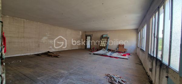 Idéalement situé à Dax, dans un secteur recherché, ancien local commercial à transformer en habitation (sous réserve d’autorisations), offrant de nombreuses possibilités.

2 plateaux de 106 m² chacun + garage de 25 m², sur un terrain d’environ 250 m².

Idéal pour création de logements, investissement locatif, ou projet de résidence principale avec beaux volumes.

Travaux à prévoir – parfait pour un projet sur mesure.

Rare sur le secteur – à visiter sans tarder !
